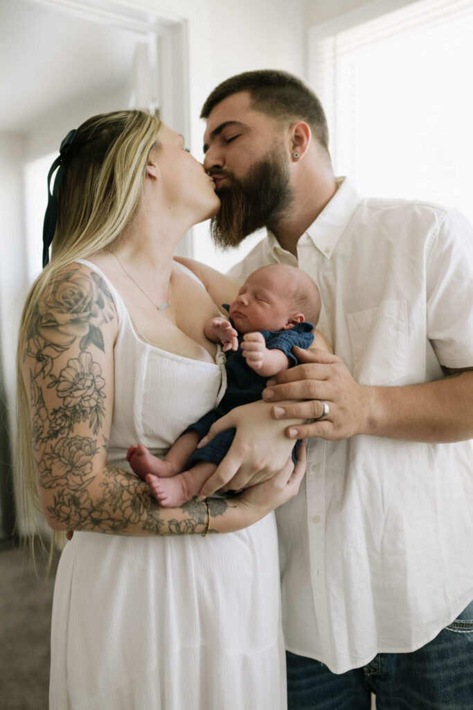 parents kissing during their family session